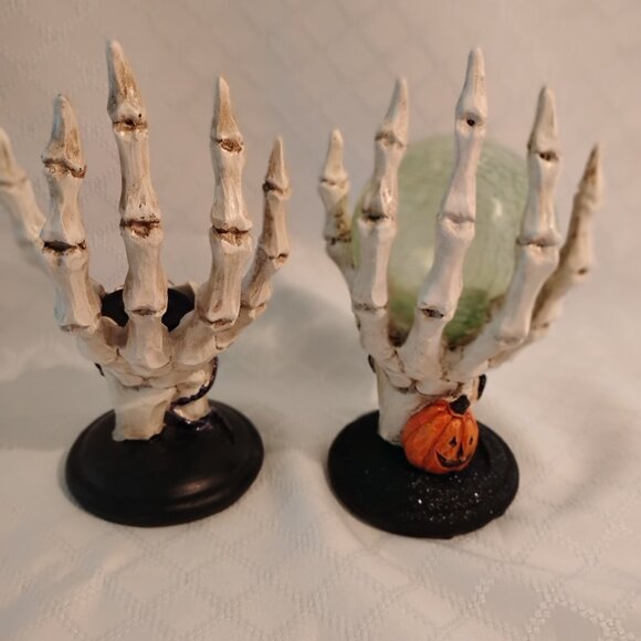 Pair of Hollow Resin Skeleton Hands - Picture 4 of 9